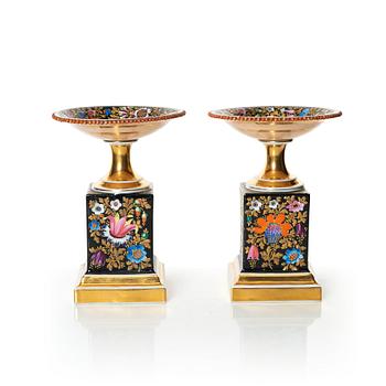 350. A pair of table decorations/tazzas, porcelain, Russian, 19th Century.