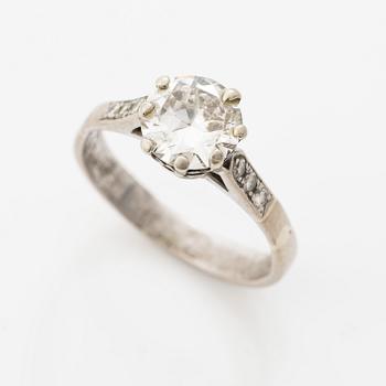 Ring in 18K white gold set with a brilliant-cut diamond.