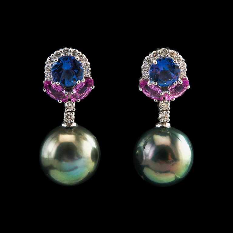 A PAIR OF EARRINGS, tanzanites 2.73 ct, pink sapphires 2.02 ct, brilliant cut diamonds 0.75 ct, Tahitian pearls 14,5 mm.