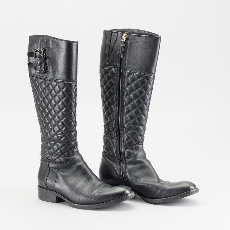 A PAIR OF Sz 36,5 BURBERRY BOOTS.
