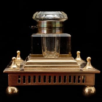 SKRIVBORDSGARNITYR, 4 delar, mässing, Gusum, 1900-talets första hälft.