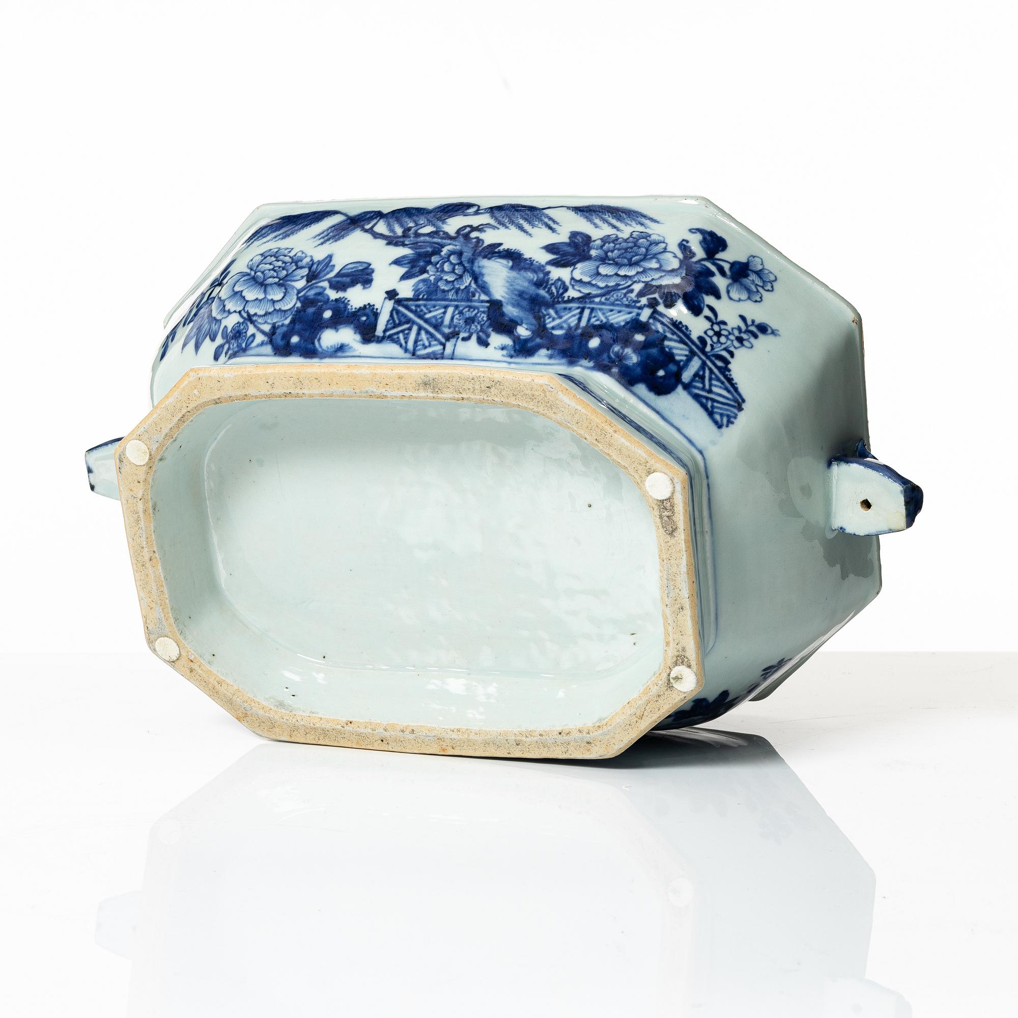 Terrin med lock, kompaniporslin, Kina, Qing dynastin, Qianlong 1736-95.