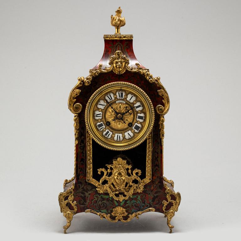A FRENCH BOULLE MANTEL CLOCK, second half of the 19th century.