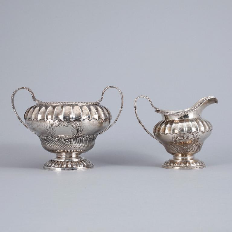 SOCKERSKÅL samt GRÄDDKANNA, silver, bla Jonathan Hayne London, 1829. Vikt ca 601 gram.