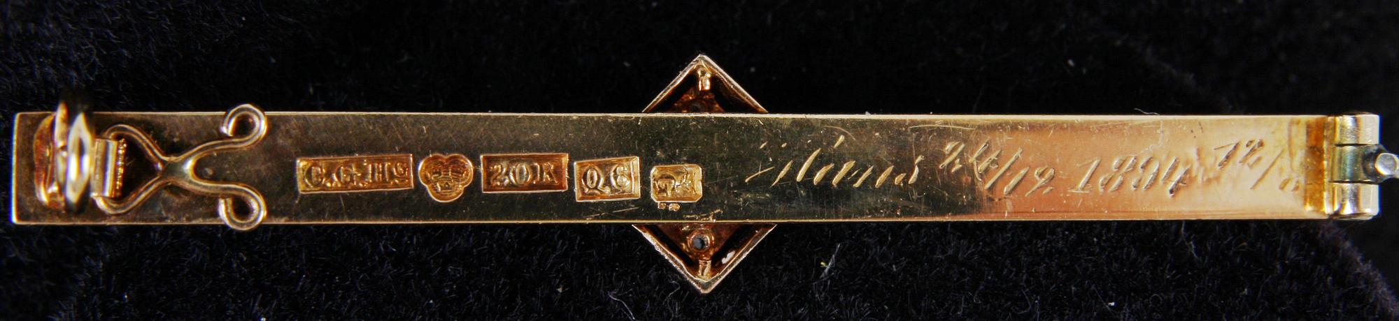 KRÅSNÅL, 20K guld med rosenstenar o sötvattenspärla. 1894.