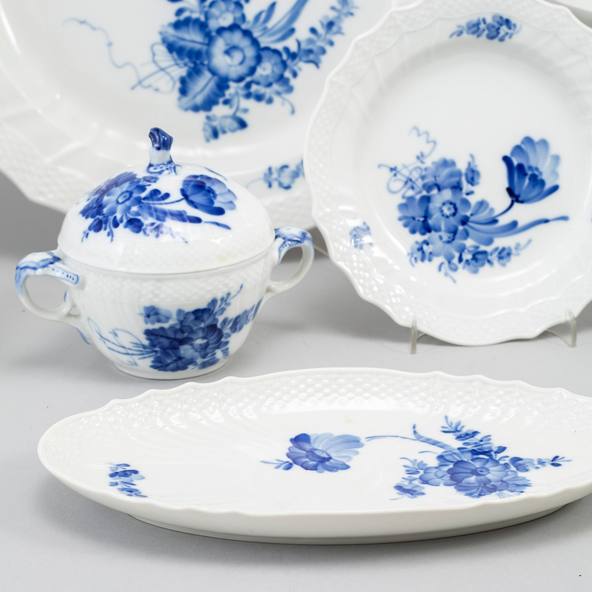 A 30 pcs porcelain coffee service from Royal Copenhagen.