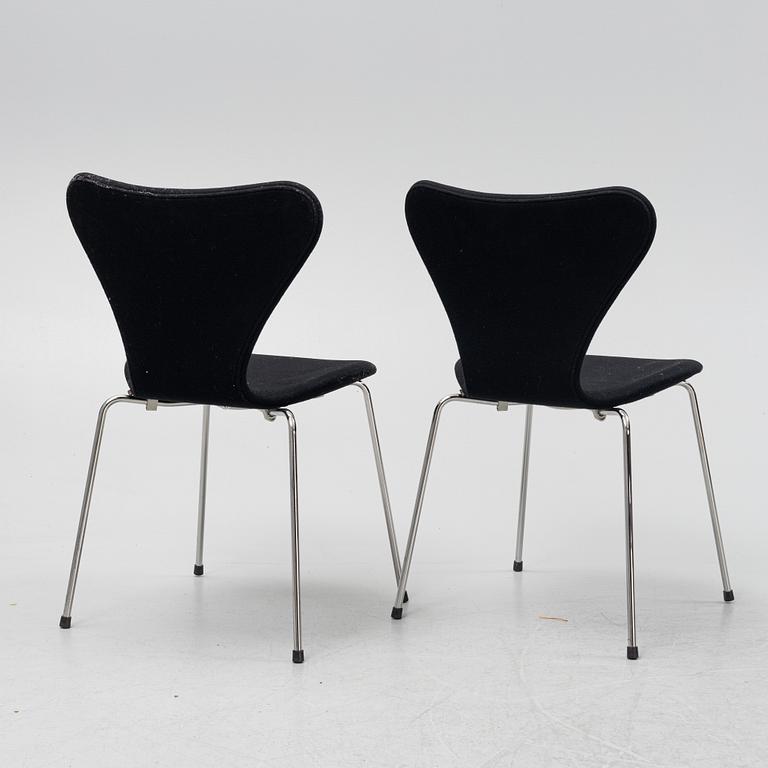 Arne Jacobsen, a set of six 'Series 7' chairs from Fritz Hansen, 21st Century.