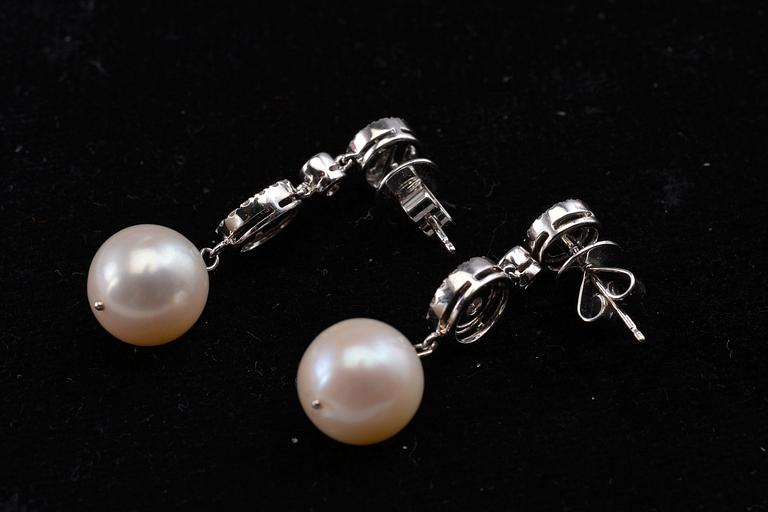 A PAIR OF EARRINGS, brilliant cut diamonds c.0.83 ct. South sea pearls 11 mm. 18K white gold. Weight 9,9 g.