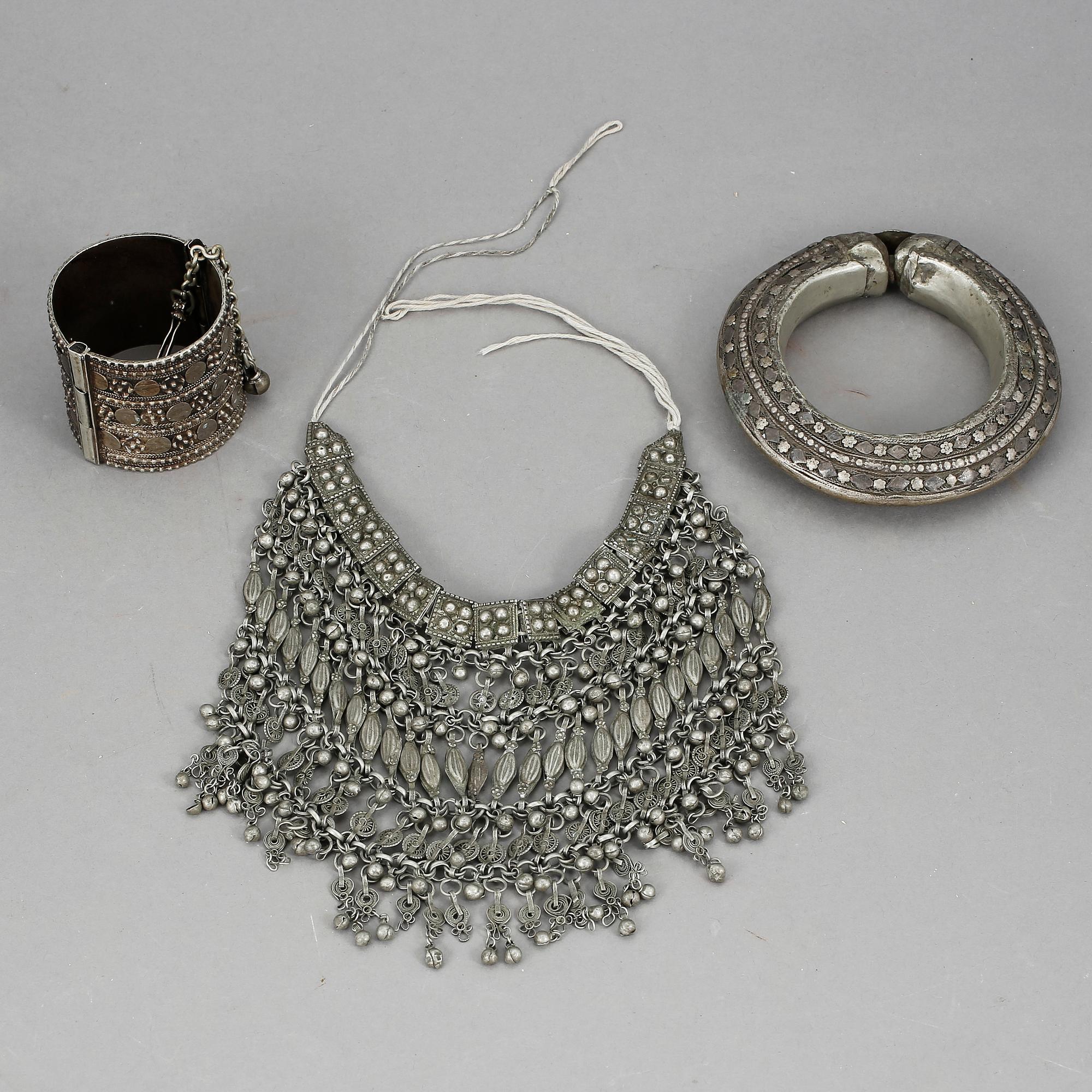 PARTI BEDUINSMYCKEN, 3 delar, vitmetall, Saudi Arabien, 1900-tal.