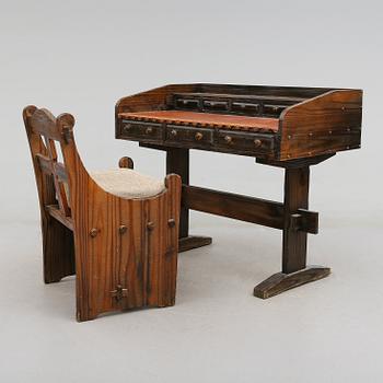 SKRIVBORD SAMT STOL, Afrika, 1900-talets andra hälft.