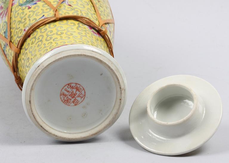 LOCKURNA, porslin. Kina 1800/1900-tal.