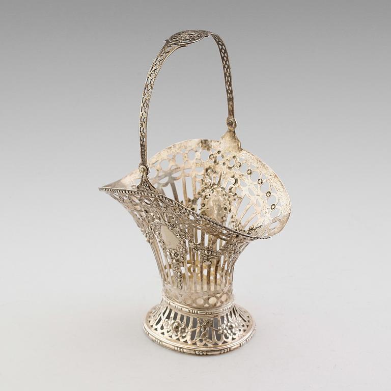 KORG, silver, möjligen Nederländerna, omkring år 1900. Vikt ca 386 gram.