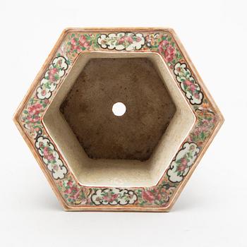 A Chinese 19th century Kanton porcelain urn.