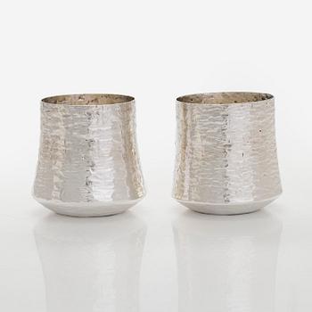 Tapio Wirkkala, malja ja pikareita 2 kpl, sterlinghopeaa, Kultakeskus Hämeenlinna, 1970, 1974 ja 1979.