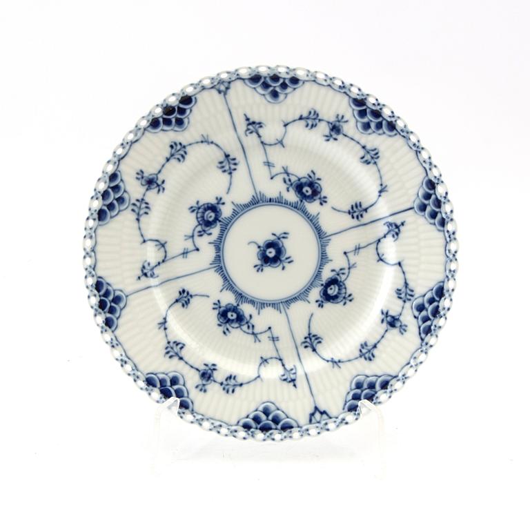 Service 32 pcs "Musselmalet" whole and half lace Royal Copenhagen Denmark 1974-1999 porcelain.