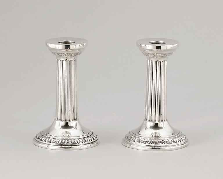 LJUSSTAKAR, ett par, silver, gustaviansk stil, L. Bertsch, Tyskland, 1900-talets första hälft. Ca 330 g.