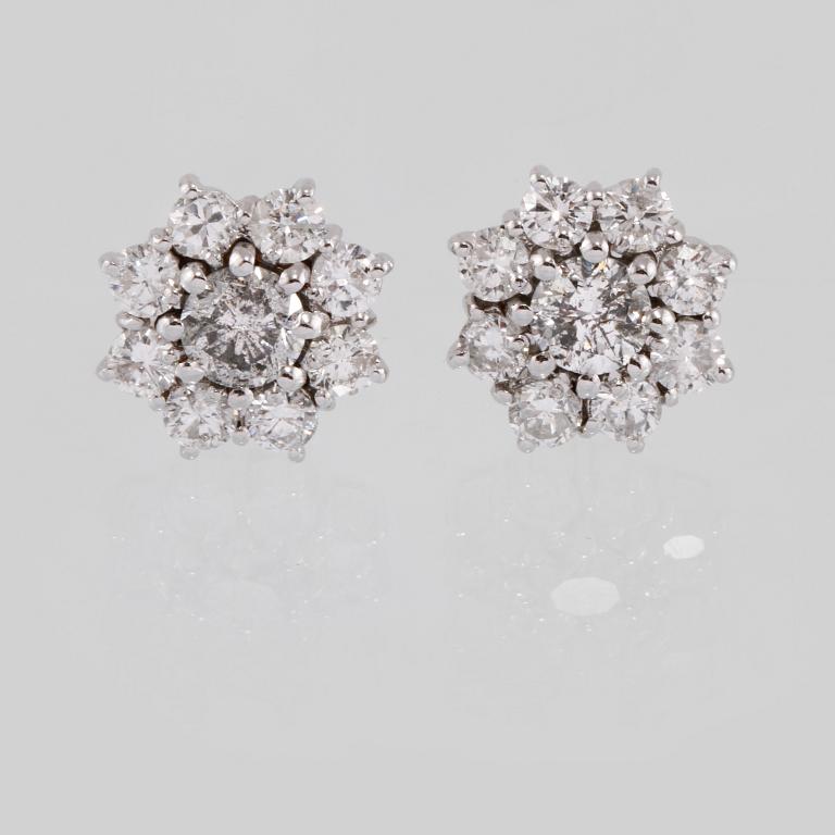 ÖRHÄNGEN, 18K vitguld med 2 större briljantslipade diamanter 0.83 och små briljantslipade diamanter 1.30 ct. Vikt 4 gram.