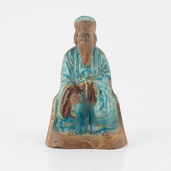 A turquoise glazed pottery figure of a Daoist dignitary, Ming dynasty (1368-1644).