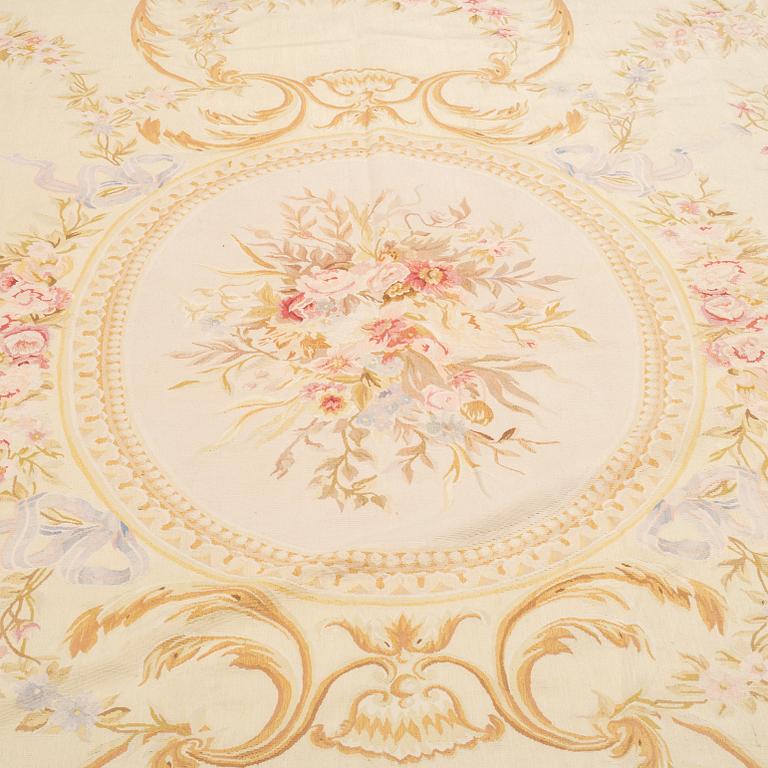 A CARPET, old, possibly Aubusson, tapestry weave, ca 490,5 x 332 cm.