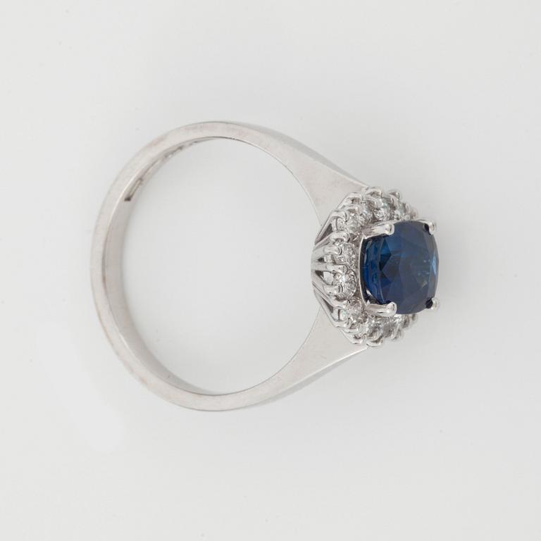 RING med briljantslipade diamanter totalt ca 0.56 ct samt safir ca 1.72 ct. Tillverkad av Stigbert, Stockholm.