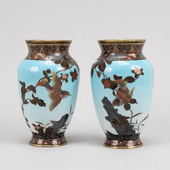 A pair of Japanse cloisonné vases, Meiji period (1862-1912).