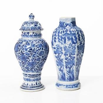 Two Chinese blue and white porcelain urns, Qing dynasty, Kangxi (1662-1722).