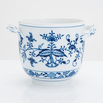 Wine cooler, porcelain 'Blue Onion', Meissen, late 20th Century.