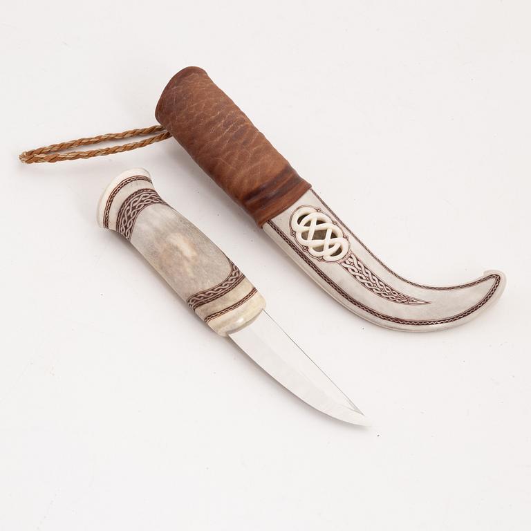 A reindeer horn knife by Isak Matti Juuso, signed and dated 2006.