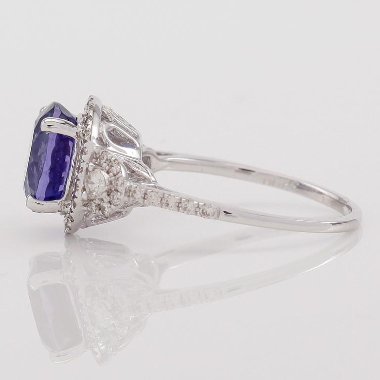 RING, 18K vitguld, diamanter tot ca 0.37 ct. och tanzanit ca 3.20 ct.