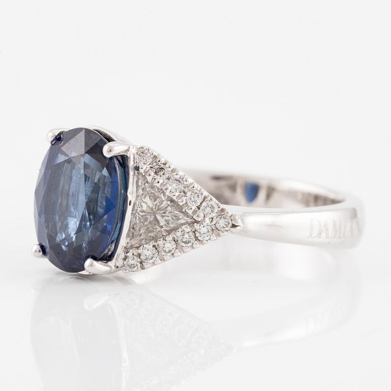Damiani ring platina med en fasettslipad safir samt triangulära- och runda briljantslipade diamanter.