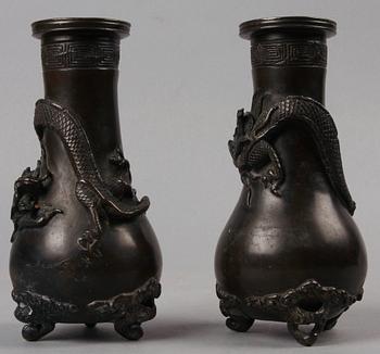 VASER, ett par, brons. Kina, 1900-talets första hälft.