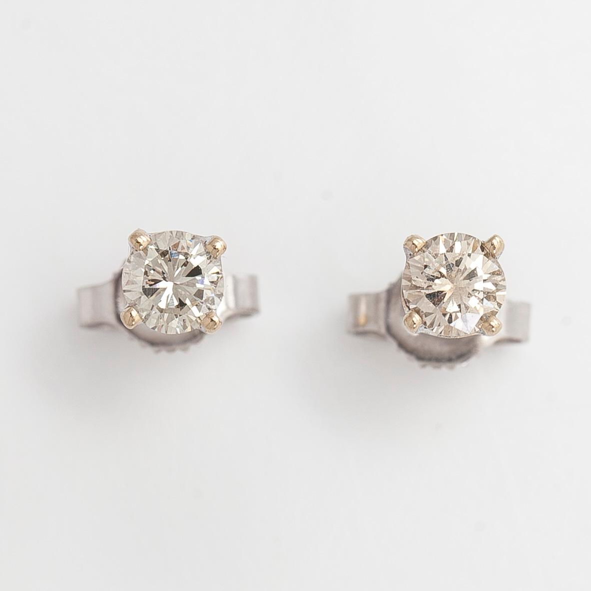 Korvakorut, briljanttihiotut timantit yhteensä noin 0,40 ct, 14K valkokultaa.