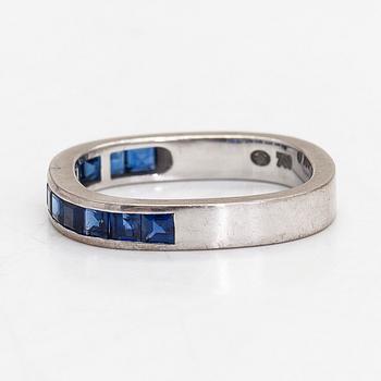 Ring, alliansring, 18K vitguld med carréslipade safirer, Schweiz.