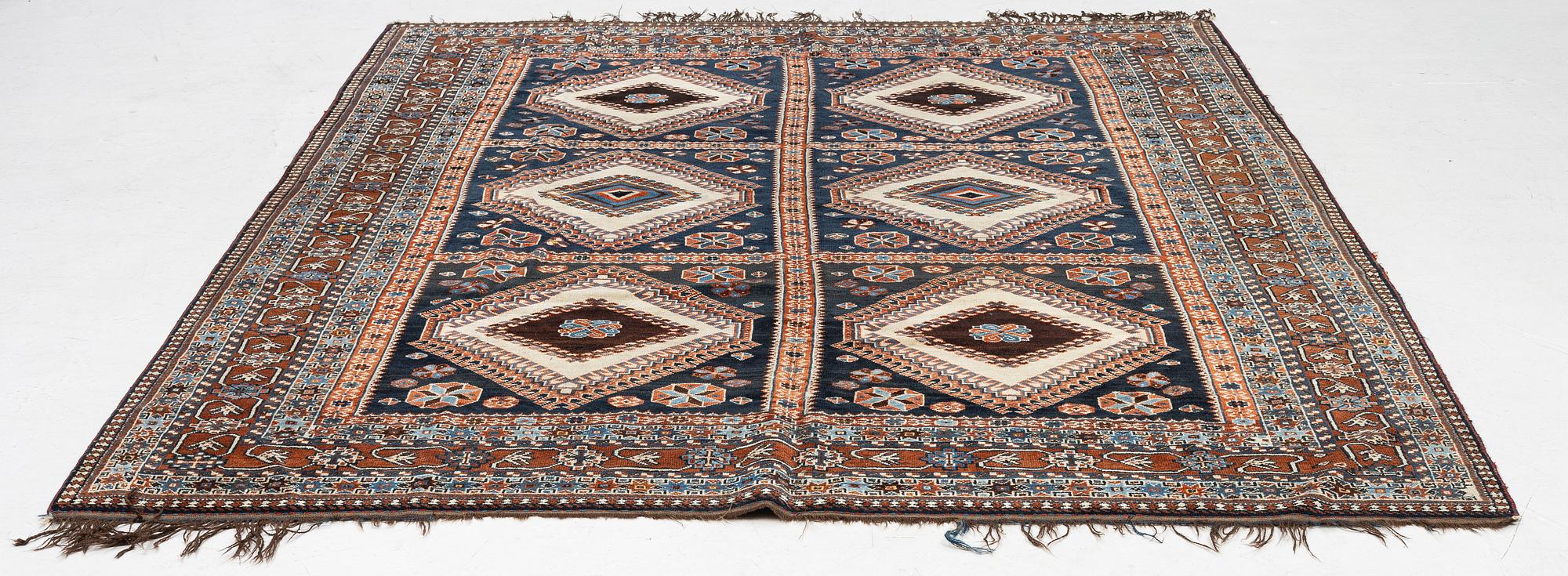 A carpet, Qashkai 'Shekarlou', approx. 310 x 227 cm.