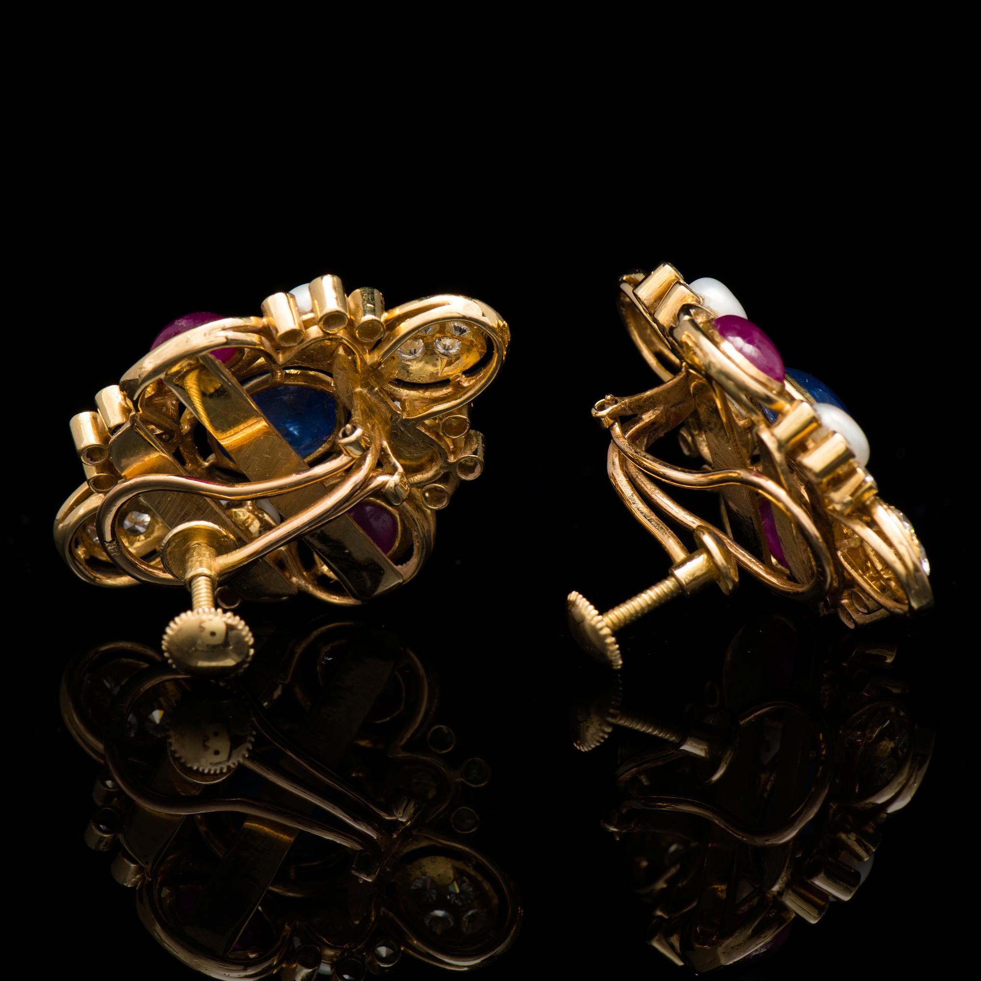 ÖRHÄNGEN, cabochonslipade rubiner och safirer, briljantslipade diamanter, odlade pärlor, 18K guld.