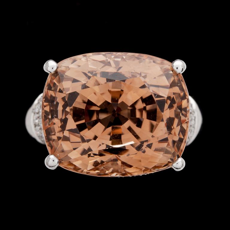 RING, pinkish-brown topas, 28.52 cts, and brilliant cut diamonds, 0.88 cts.