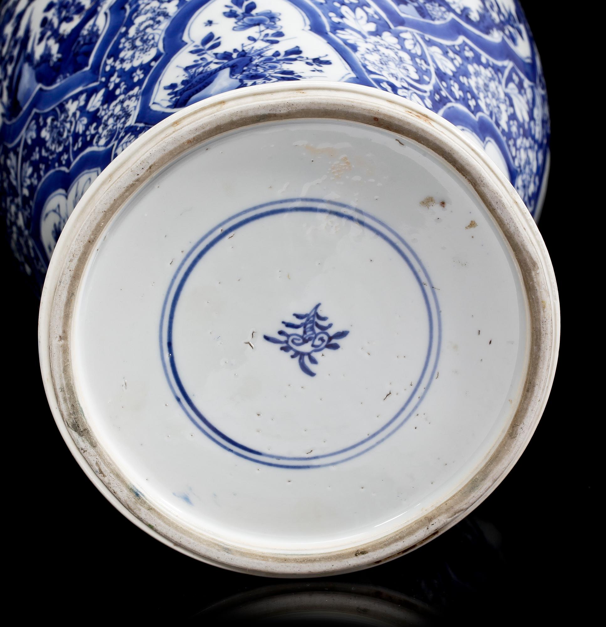 URNA/GOLVVAS, porslin, Kangxi, Kina, 1600/1700-tal.