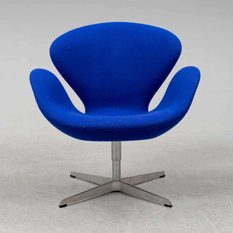 ARNE JACOBSEN, fåtölj, "Svanen", Fritz Hansen, Danmark, 2006.