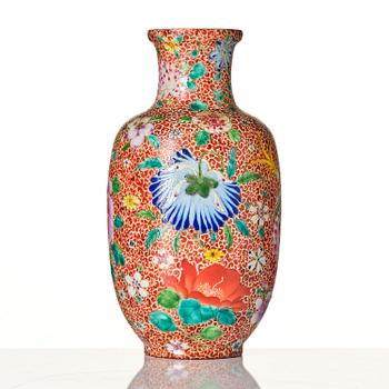 A Chinese vase, 20th century.