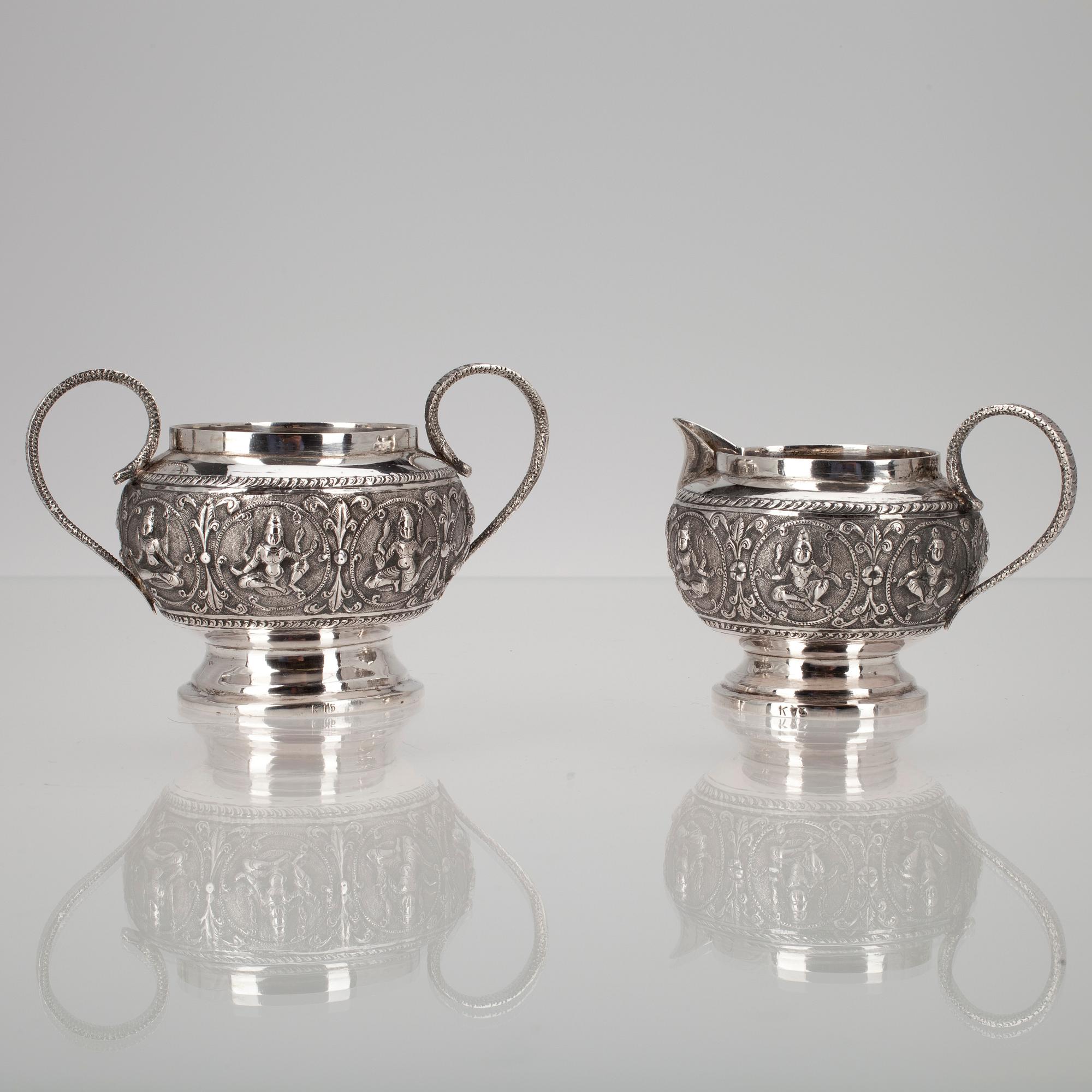 SOCKERSKÅL + GRÄDDSNÄCKA, silver. Sannolikt Indien 1900-talets första hälft. Vikt 230 g.