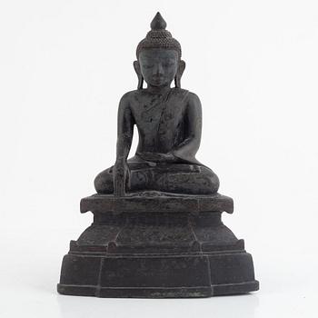 A Burmese bronze figure of a buddha, 17th century.