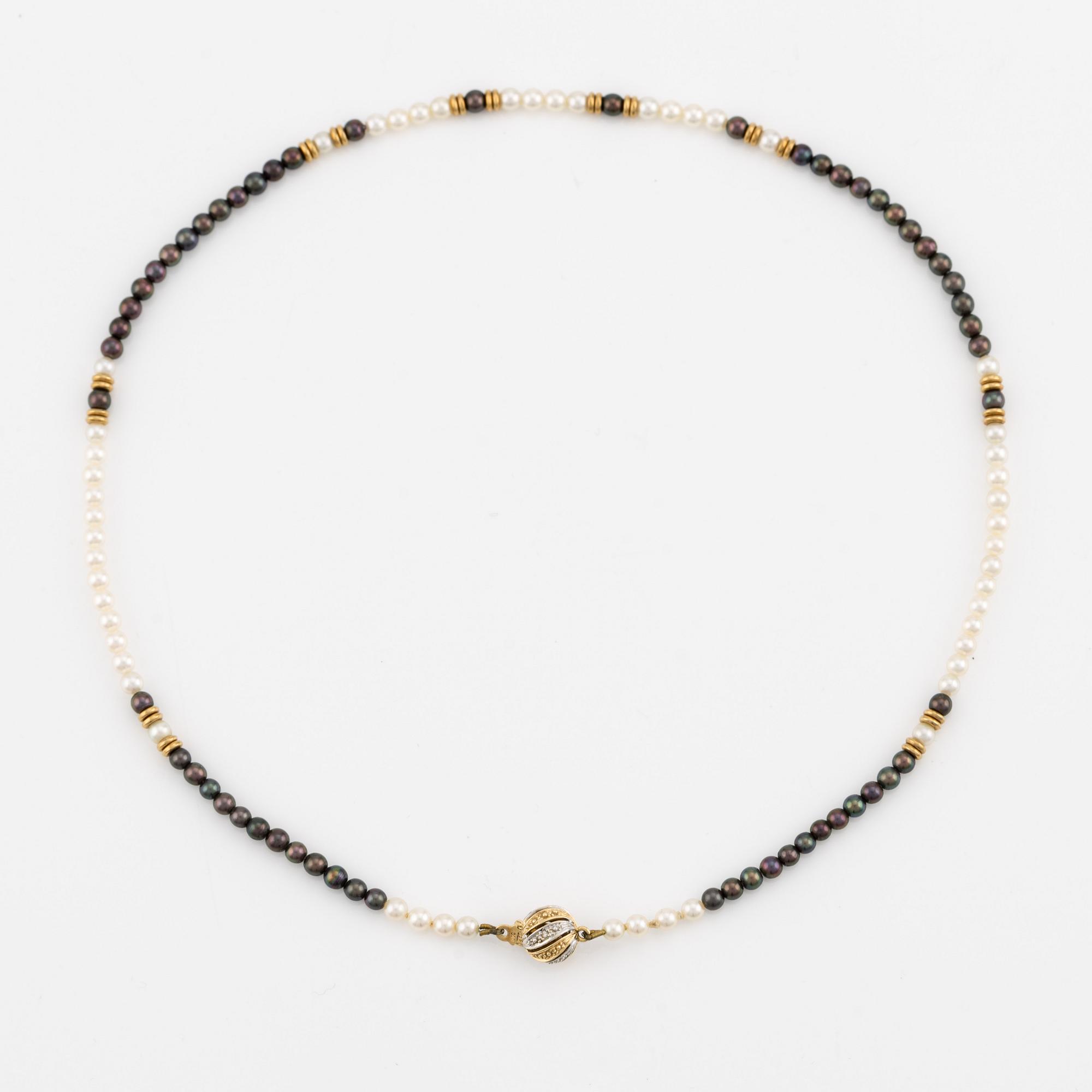 Collier, lås i 18K guld med små diamanter,  odlade vita och färgade pärlor.