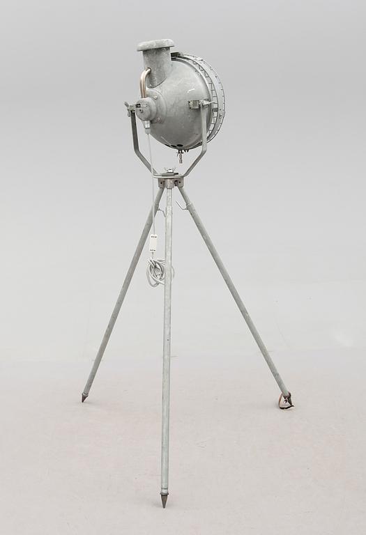 GOLVLAMPA, industrimodell, 1900-talets mitt.