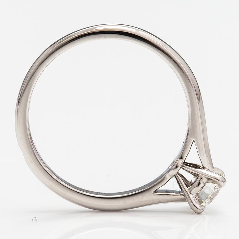 Cartier, Sormus, platinaa ja timantti n. 0.41 ct. Merkitty DZJ421. GIA todistus.