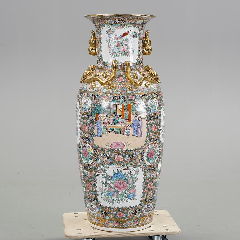 PRAKTVAS, porslin, Kanton, Kina, 1900-tal.