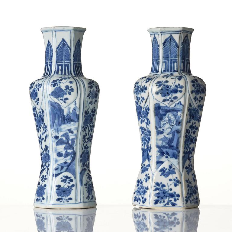 A pair of blue and white vases, Qing dynasty, Kangxi (1662-1722).
