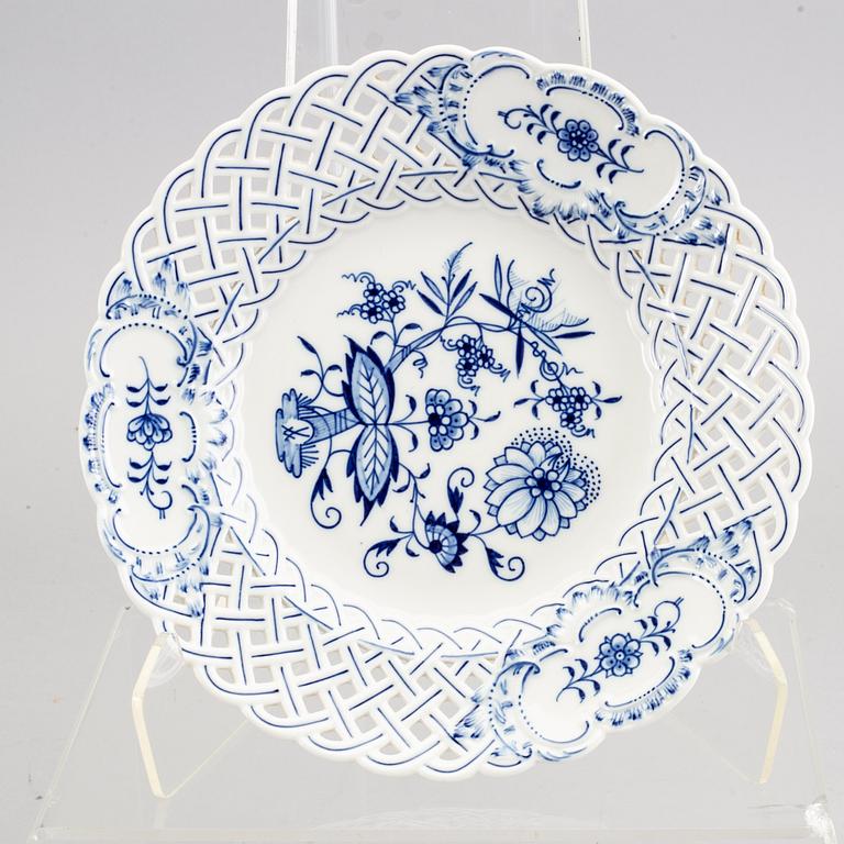 SERVISDELAR, 19 st, porslin, "Lökmönstret", Meissen, Tyskland,