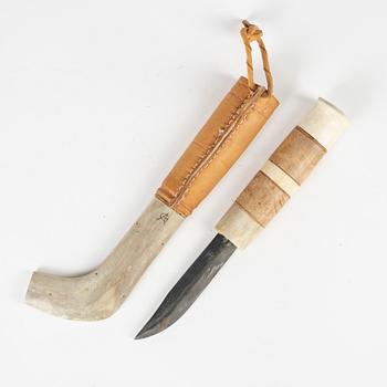 Two reindeer horn knives by Göte Andersson, signed.