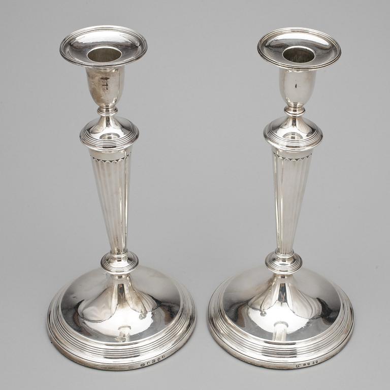 LJUSSTAKAR, ett par, silver, 
John Scofield, London, 1798.