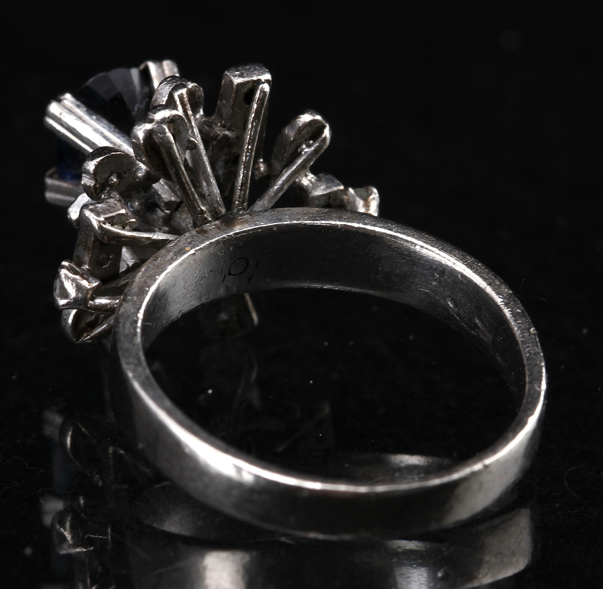 RING, 18k vitguld med briljantslipade diamanter och safir.